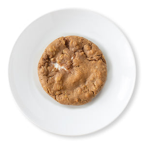 Classic comfort on a plate—soft oatmeal cookie with creamy filling, ready to enjoy!